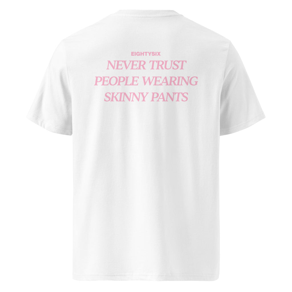produkt foto eines weißen T-Shirts der Marke EIGHTYSIX mit dem Zitat: „NEVER TRUST PEOPLE WEARING SKINNY PANTS“ in pinker Schrift.