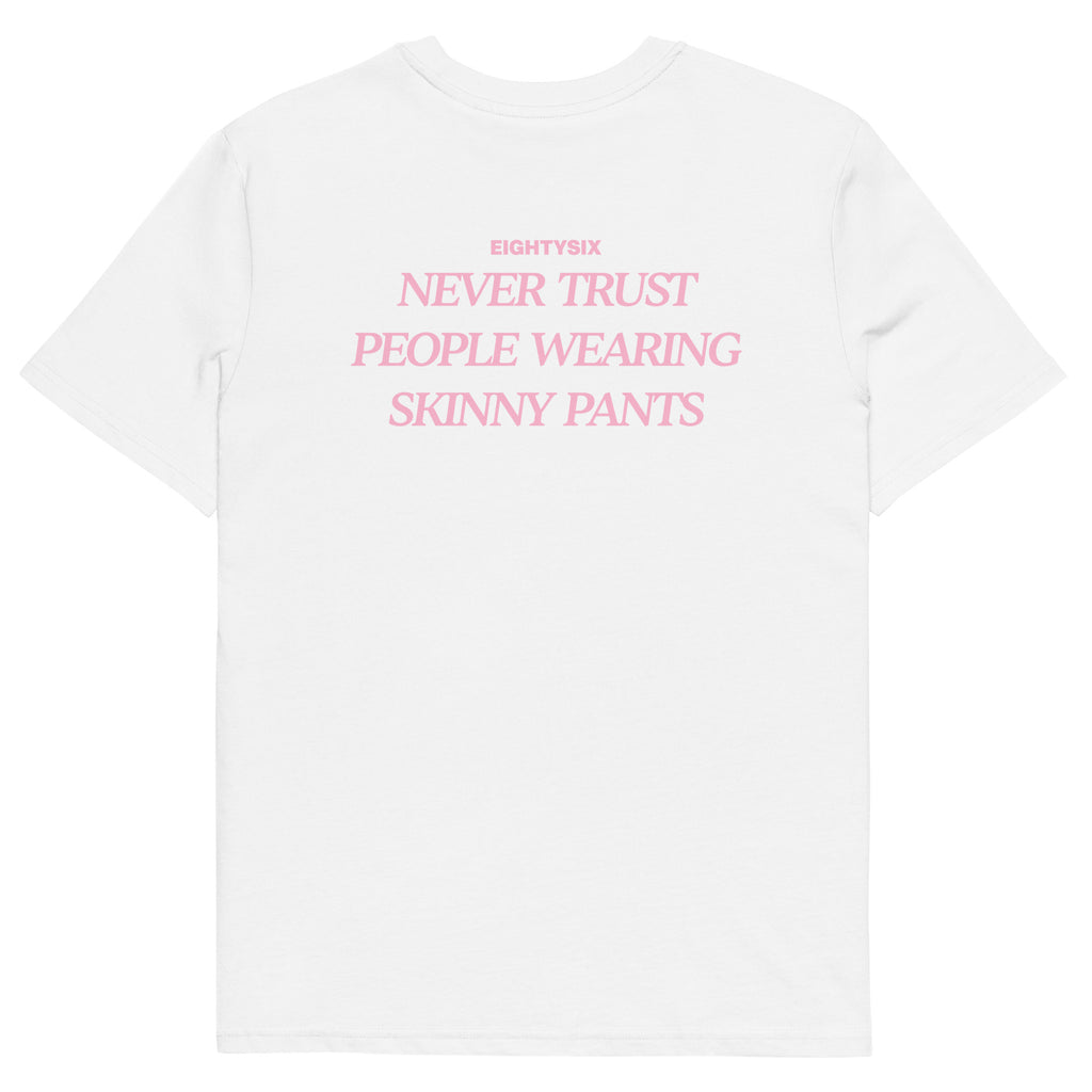 produkt foto eines weißen T-Shirts der Marke EIGHTYSIX mit dem Zitat: „NEVER TRUST PEOPLE WEARING SKINNY PANTS“ in pinker Schrift.