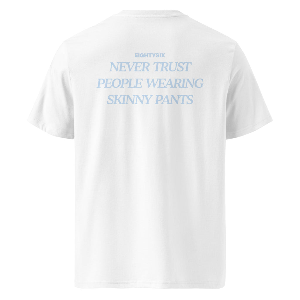 produkt foto eines weißen T-Shirts der Marke EIGHTYSIX mit dem Zitat: „NEVER TRUST PEOPLE WEARING SKINNY PANTS“ in hellblauer Schrift.