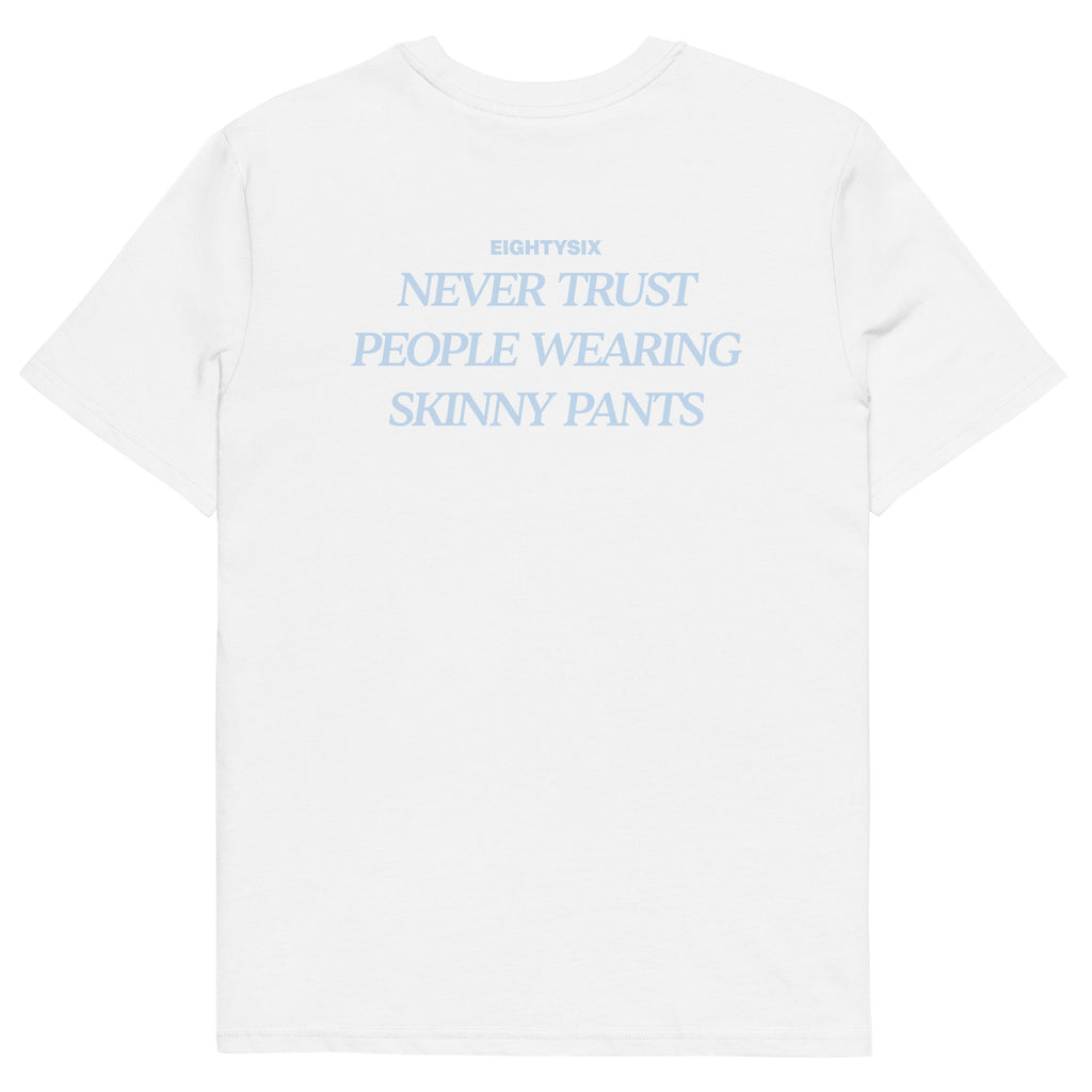 produkt foto eines weißen T-Shirts der Marke EIGHTYSIX mit dem Zitat: „NEVER TRUST PEOPLE WEARING SKINNY PANTS“ in hellblauer Schrift.