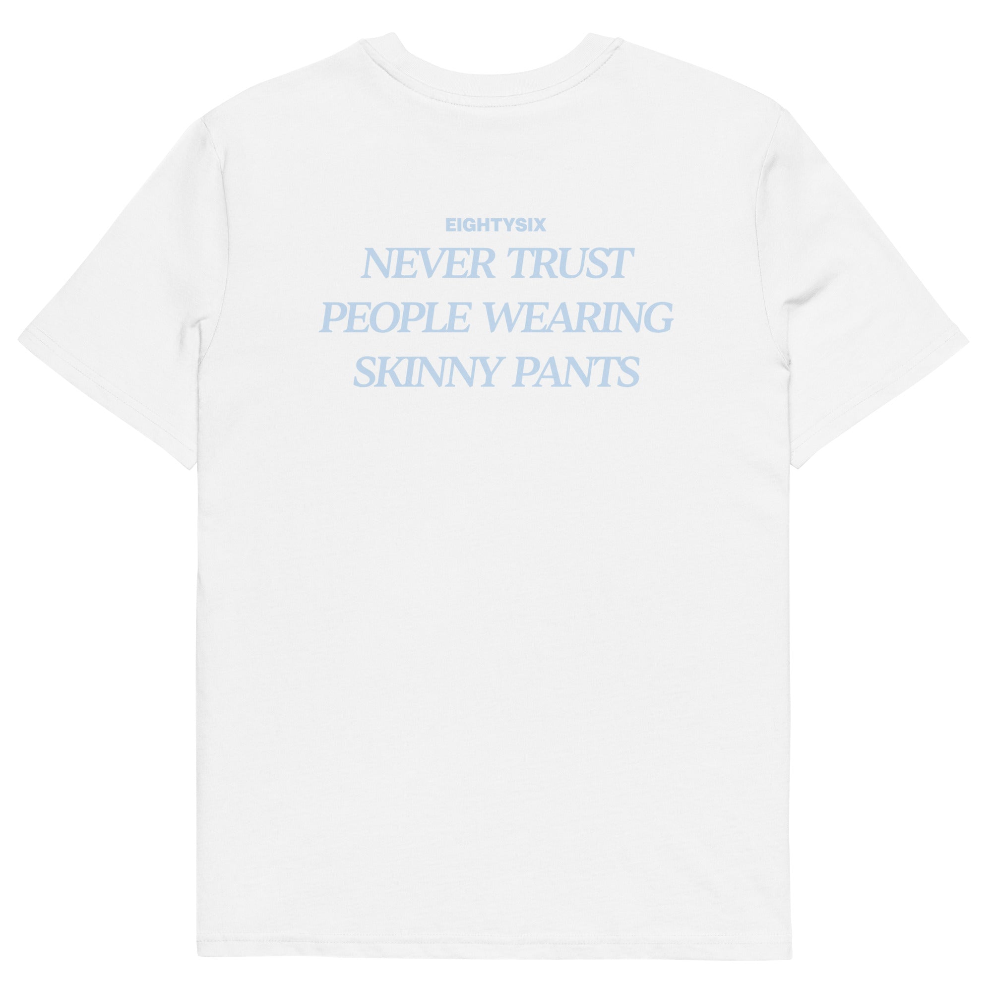 produkt foto eines weißen T-Shirts der Marke EIGHTYSIX mit dem Zitat: „NEVER TRUST PEOPLE WEARING SKINNY PANTS“ in hellblauer Schrift.