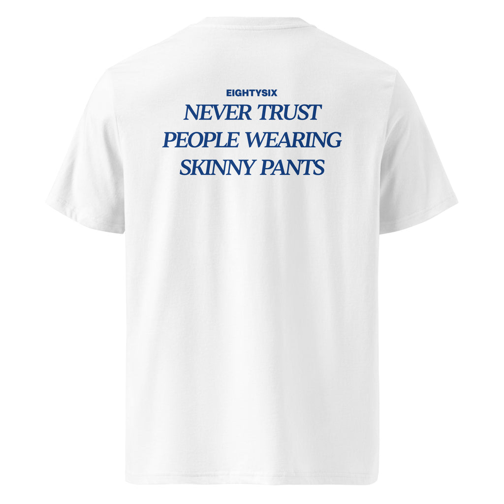 produkt foto eines weißen T-Shirts der Marke EIGHTYSIX mit dem Zitat: „NEVER TRUST PEOPLE WEARING SKINNY PANTS“ in dunkel blauer Schrift.