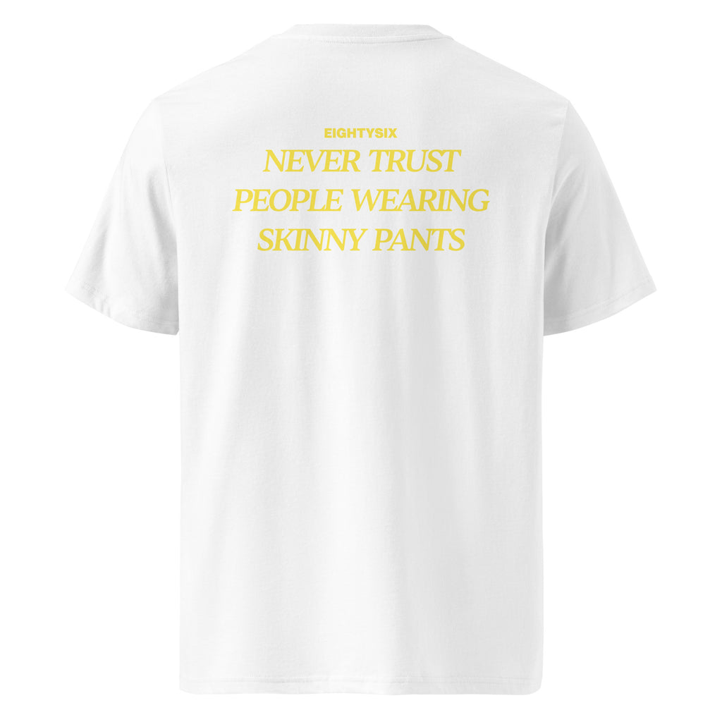 produkt foto eines weißen T-Shirts der Marke EIGHTYSIX mit dem Zitat: „NEVER TRUST PEOPLE WEARING SKINNY PANTS“ in gelber Schrift.